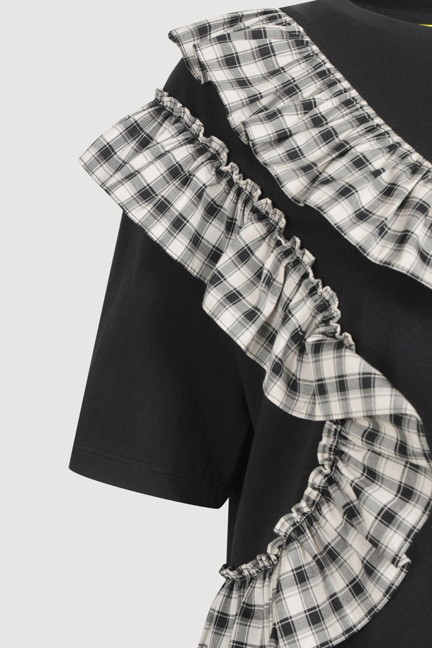 체크 프릴 라인 티셔츠는 여성스러운 스타일을 연출하는 데 제격입니다. 부드러운 면 소재로 제작되어 편안한 착용감을 선사하며, 봄, 여름 계절에 시원하게 입을 수 있습니다. 라운드 넥과 루즈핏으로 활동성을 높였고, 밑단 트임과 프릴 디테일이 페미닌한 무드를 더합니다. 데이트룩, 쇼핑룩 등 다양한 TPO에 로맨틱, 미니멀, 클래식 스타일로 소화하기 좋습니다. 반소매 디자인과 블랙 컬러로 어떤 하의와도 잘 어울립니다.
