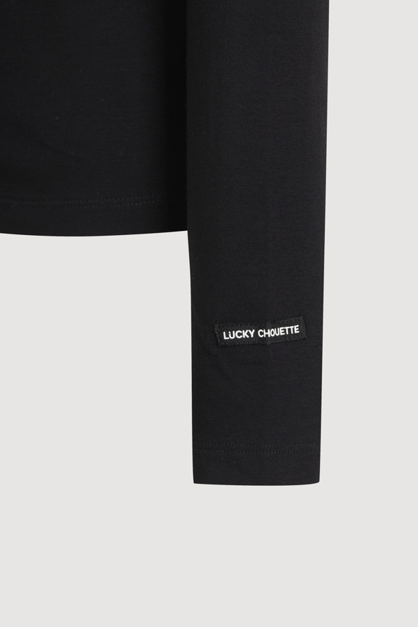 넥 스트랩 포인트 티셔츠는 면 소재로 제작되어 부드러운 촉감이 특징이며, 봄, 여름 시즌에 착용하기 좋습니다. 라운드넥에 슬림핏으로 디자인되어 미니멀, 캐주얼, 클래식 스타일을 선호하는 분들께 추천합니다. 탈착 가능한 넥 스트랩이 있어 다양한 연출이 가능하며, 소매 로고 라벨이 포인트입니다. 데이트룩, 카페룩 등 일상에서의 스타일링에 활용하기 좋은 베이직한 무드의 티셔츠입니다. 블랙 컬러의 무지 디자인으로 어떤 옷에도 쉽게 매치할 수 있습니다.
