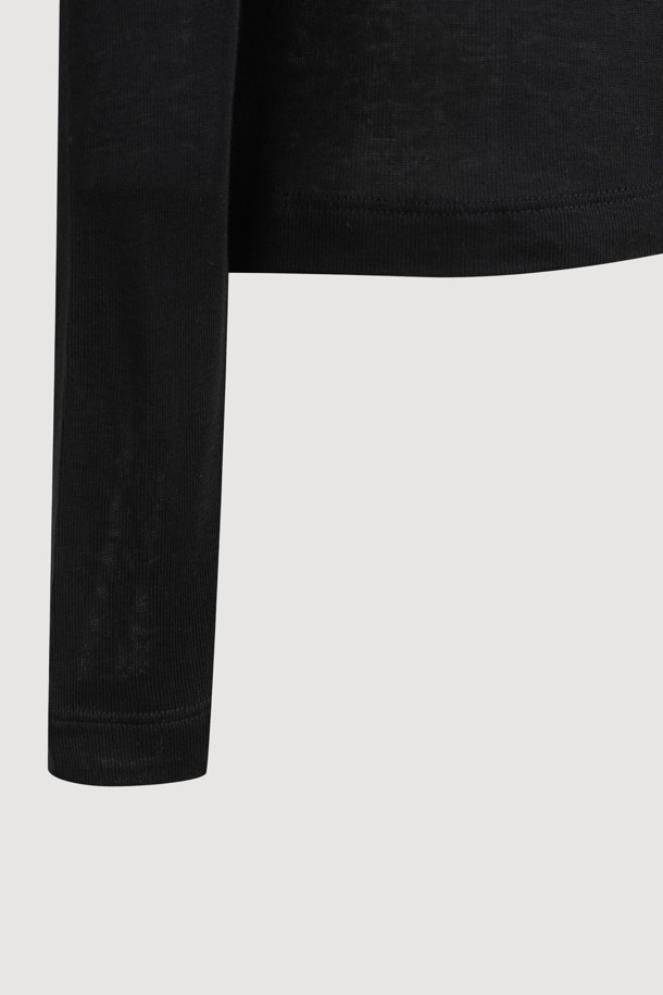 로고 라벨 포인트 티셔츠는 시스루 소재로 제작되어 은은한 비침이 매력적인 여성 티셔츠입니다. 슬림핏 디자인과 라운드넥으로 여성스러운 실루엣을 연출하며, 긴소매 기장으로 사계절 내내 활용 가능합니다. 데일리룩에 심플하면서도 베이직한 스타일을 더해주는 블랙 컬러의 티셔츠로, 로고 라벨 포인트가 돋보입니다. 부드러운 촉감으로 편안하게 착용할 수 있는 아이템입니다. 미니멀하고 캐주얼한 스타일을 즐기는 분들께 추천합니다.
