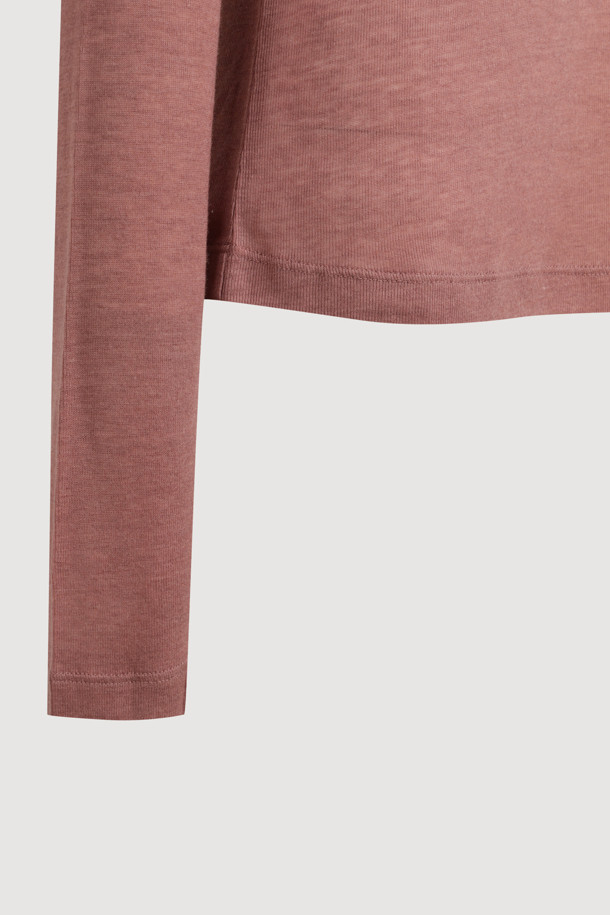 로고 라벨 포인트 티셔츠는 여성스러운 매력을 더해 줄 핑크 컬러의 티셔츠입니다. 봄, 가을 시즌에 어울리는 얇은 두께감과 부드러운 촉감의 시스루 소재로 제작되어 은은한 분위기를 연출합니다. 베이직한 디자인에 로고 패턴 포인트를 더해 미니멀, 캐주얼, 걸리시 스타일을 모두 소화할 수 있습니다. 슬림핏과 긴 소매 기장으로 여성스러운 실루엣을 강조하며, 라운드넥 디자인은 데이트룩에 적합합니다.
