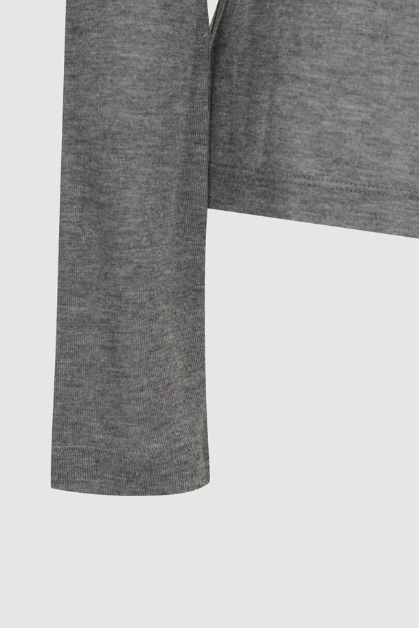 로고 라벨 포인트 티셔츠는 여성용 의류로, 베이직하면서 미니멀한 스타일을 추구하는 분들을 위한 긴소매 티셔츠입니다. 부드러운 면 소재에 슬림핏으로 제작되어 편안한 착용감을 선사하며, 그레이 컬러가 어떤 옷에도 잘 어울립니다. 라운드넥 디자인으로 깔끔한 느낌을 주며, 얇은 두께감과 시스루 소재를 사용하여 은은한 포인트를 더했습니다. 봄, 가을 계절에 활용하기 좋으며, 미니멀, 클래식, 캐주얼 스타일을 모두 소화할 수 있습니다.
