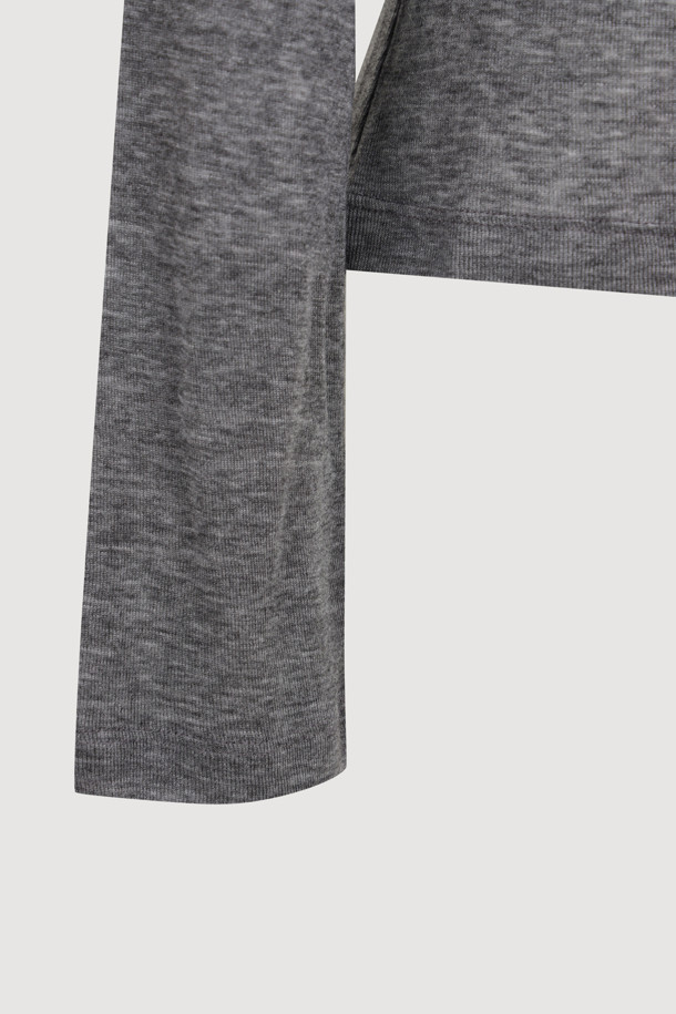 로고 라벨 포인트 티셔츠는 여성스러운 실루엣을 연출하는 슬림핏 티셔츠입니다. 부드러운 촉감의 얇은 두께감과 시스루 소재가 특징이며, 라운드넥 디자인으로 세련된 느낌을 더합니다. 봄, 가을 시즌에 착용하기 좋으며, 베이직하고 미니멀한 스타일을 선호하는 분들께 적합합니다. 데이트룩, 카페룩 등 다양한 TPO에 활용할 수 있으며, 미니멀, 클래식, 캐주얼 스타일을 연출하기 좋습니다. 로고 라벨 포인트가 돋보여 단독으로도, 레이어드해서도 멋스럽게 연출할 수 있습니다.
