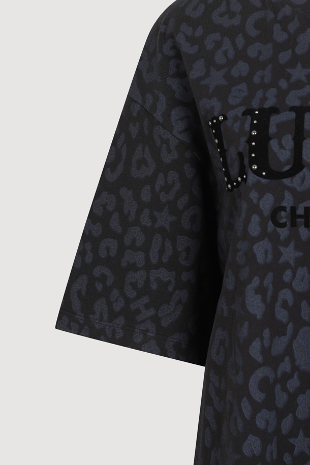 레오파드 벨벳 포인트 티셔츠는 여성스러운 매력을 더하는 캐주얼 스타일의 크롭 티셔츠입니다. 부드러운 촉감의 벨벳 소재와 오버핏 디자인으로 편안한 착용감을 선사하며, 봄, 여름 시즌에 적합합니다. 블랙 컬러 바탕에 레오파드, 별, 로고 패턴이 돋보이며, 라운드넥과 반소매 디자인으로 시원함을 더했습니다. 특히, 스터드 장식이 포인트로 들어가 데이트룩에 포인트를 주기 좋습니다. 아울렛 전용 제품으로, 특별한 가격에 만나보세요.
