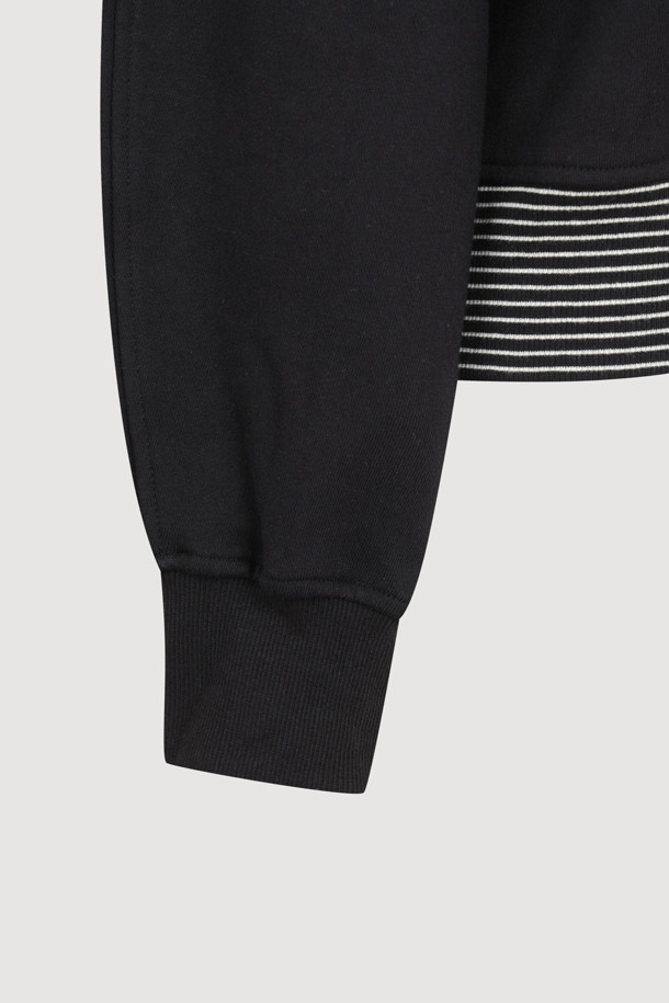 Leopard Chouette (레오파드 슈에뜨) 티셔츠는 여성 의류로, 캐주얼, 미니멀, 클래식 스타일을 선호하는 분들을 위한 사계절용 긴 소매 티셔츠입니다. 블랙 컬러에 오버핏으로 편안하게 착용 가능하며, 밑단 스트라이프 배색과 슈에뜨 프린팅이 돋보이는 디자인입니다. 라운드넥으로 제작되었으며, 끝단 리브 마감 처리가 되어 있어 안정감을 더했습니다. 데이트룩, 카페룩 등 다양한 일상 TPO에 활용하기 좋은 아이템입니다.
