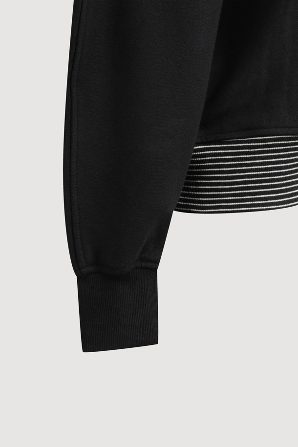 레오파드 슈에뜨 티셔츠는 여성스러운 캐주얼 스타일을 연출하는 긴소매 크롭 티셔츠입니다. 부드러운 면 소재에 레오파드, 스트라이프 패턴과 프린트가 더해져 트렌디함을 살렸습니다. 라운드넥 디자인과 오버핏으로 편안한 착용감을 제공하며, 밑단 리브 마감과 넓은 암홀 디테일이 돋보입니다. 동네 마실룩이나 카페룩으로 활용하기 좋으며, 미니멀, 레트로 스타일을 즐겨 입는 분들께 추천합니다. 봄, 가을 시즌에 적합하며, 데일리룩에 포인트를 더해줄 아이템입니다.
