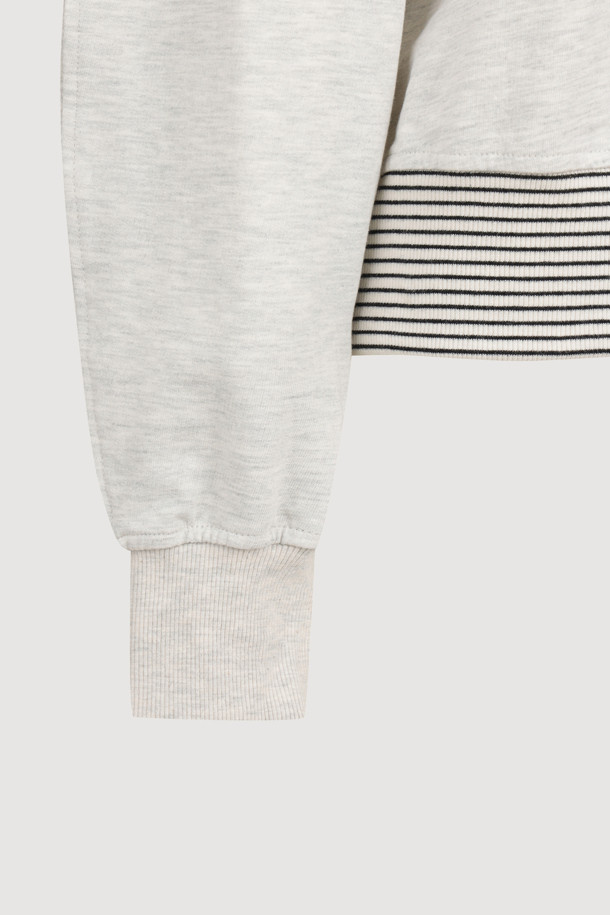 레오파드 슈에뜨 티셔츠는 여성용 티셔츠로, 캐주얼한 일상룩에 적합합니다. 부드러운 면 소재에 오버핏으로 편안한 착용감을 선사하며, 라운드넥과 긴 소매 디자인입니다. 화이트와 베이지 두 가지 색상으로 출시되었으며, 레오파드, 스트라이프, 슈에뜨 프린팅, 밑단 스트라이프 배색이 돋보이는 디자인입니다. 동네 마실룩이나 카페룩에 미니멀하고 클래식한 스타일을 더해줍니다.
