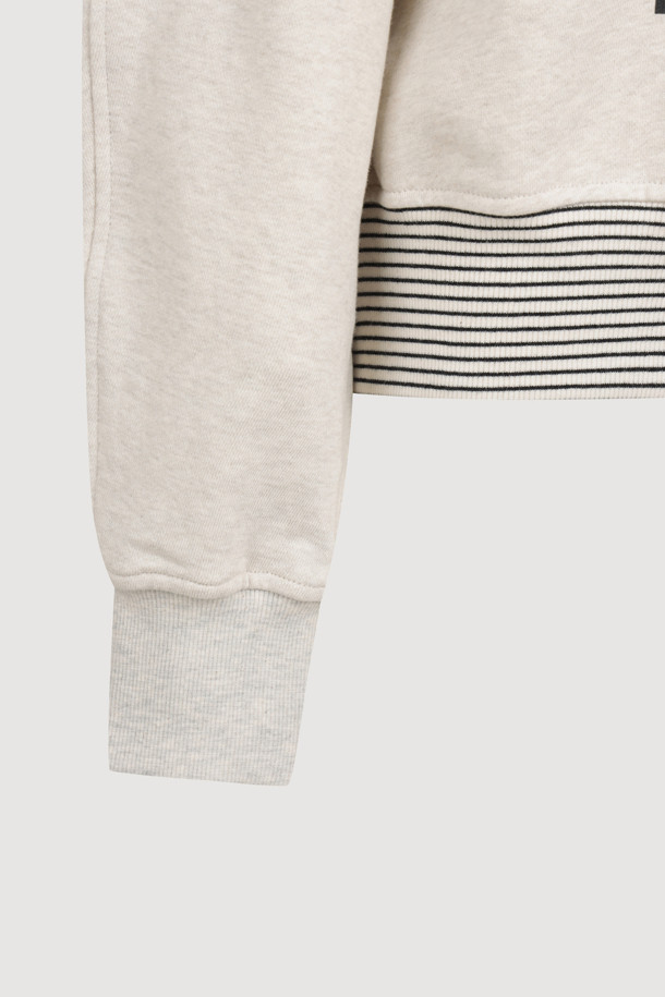 레오파드 슈에뜨 티셔츠는 아이보리, 블랙 두 가지 색상으로 만나볼 수 있는 여성 긴소매 티셔츠입니다. 캐주얼한 스타일을 연출하기 좋으며, 봄, 가을 시즌에 적합합니다. 면 소재로 제작되어 편안한 착용감을 선사하며, 오버핏 디자인과 라운드넥으로 편안함을 더했습니다. 밑단 리브 마감과 슈에뜨 프린팅으로 포인트를 주어 동네 마실룩, 산책룩 등 다양한 TPO에 활용하기 좋습니다.
