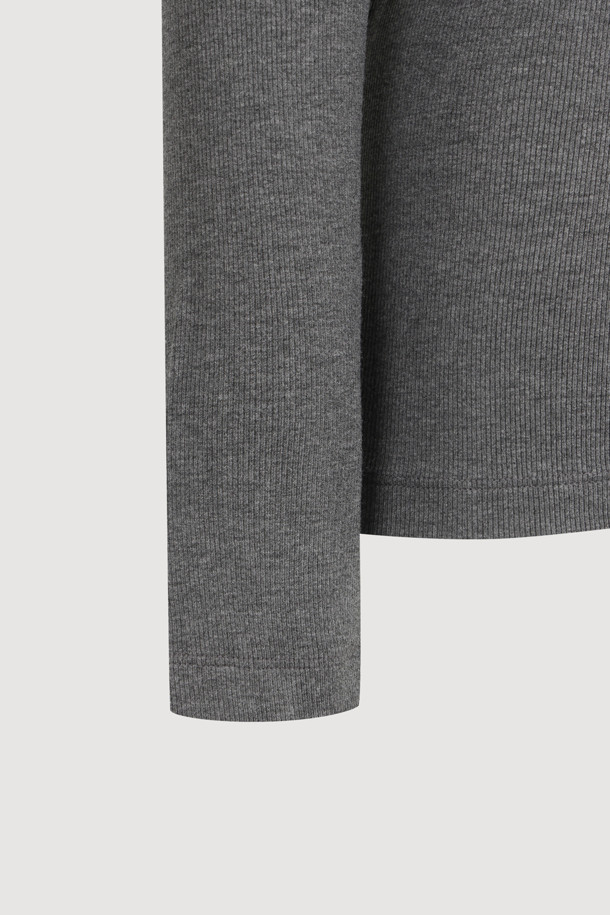 슈에뜨 패치 터틀넥 티셔츠는 부드러운 면 소재로 제작되어 편안한 착용감을 선사합니다. 베이직한 디자인에 패치 디테일이 더해져 미니멀, 클래식, 캐주얼 스타일을 모두 소화할 수 있습니다. 슬림핏과 긴 소매 기장으로 겨울 데일리룩과 집콕룩 모두에 활용하기 좋습니다. 그레이 컬러와 골조직 소재의 조화가 세련된 느낌을 줍니다. 터틀넥 디자인으로 보온성을 높여 가을, 겨울 시즌에 따뜻하게 입을 수 있습니다.
