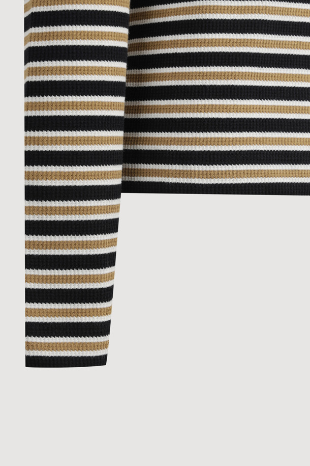 프릴 라인 스트라이프 티셔츠는 여성용 상의로, 부드러운 면과 스판덱스 혼방 소재로 제작되어 편안한 착용감을 선사합니다. 라운드넥 디자인에 레귤러핏으로 제작되었으며, 봄, 가을 시즌에 적합합니다. 얇은 두께감으로 가볍게 착용하기 좋으며, 긴 소매와 베이직한 스트라이프 패턴이 특징입니다. 블랙, 베이지 두 가지 컬러로 출시되어 다양한 스타일 연출이 가능하며, 캐주얼, 미니멀, 클래식 무드를 즐길 수 있습니다.
