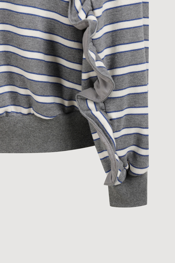 프릴 라인 스트라이프 티셔츠 (그레이)는 캐주얼, 미니멀, 클래식 스타일을 즐기는 여성분들을 위한 아이템입니다. 봄, 가을에 어울리는 긴 소매의 레귤러핏 티셔츠로, 라운드넥 디자인에 프릴 디테일이 더해져 여성스러운 무드를 연출합니다. 면 소재로 제작되어 편안한 착용감을 제공하며, 데이트룩이나 카페룩과 같은 일상적인 TPO에 활용하기 좋습니다. 그레이 컬러의 스트라이프 패턴이 세련된 느낌을 더하며, 리브 마감으로 깔끔하게 마무리되었습니다.
