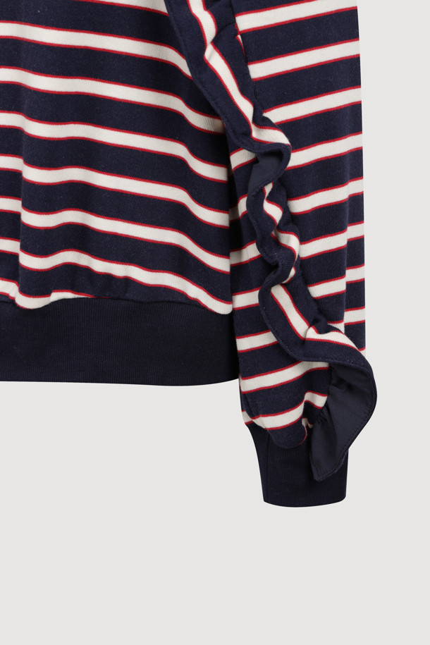 다크 네이비 색상의 Frill Line Stripe 티셔츠입니다. 라운드넥 디자인에 긴 소매 기장으로 제작되어 봄, 가을 간절기에 적합합니다. 부드러운 촉감과 신축성이 돋보이며, 프릴 디테일이 여성스러운 포인트를 더합니다. 캐주얼, 미니멀, 클래식 스타일을 즐겨 입는 분들께 추천하며, 동네 마실룩, 산책룩으로 편안하게 연출하기 좋습니다. 스트라이프 패턴이 경쾌한 느낌을 줍니다.
