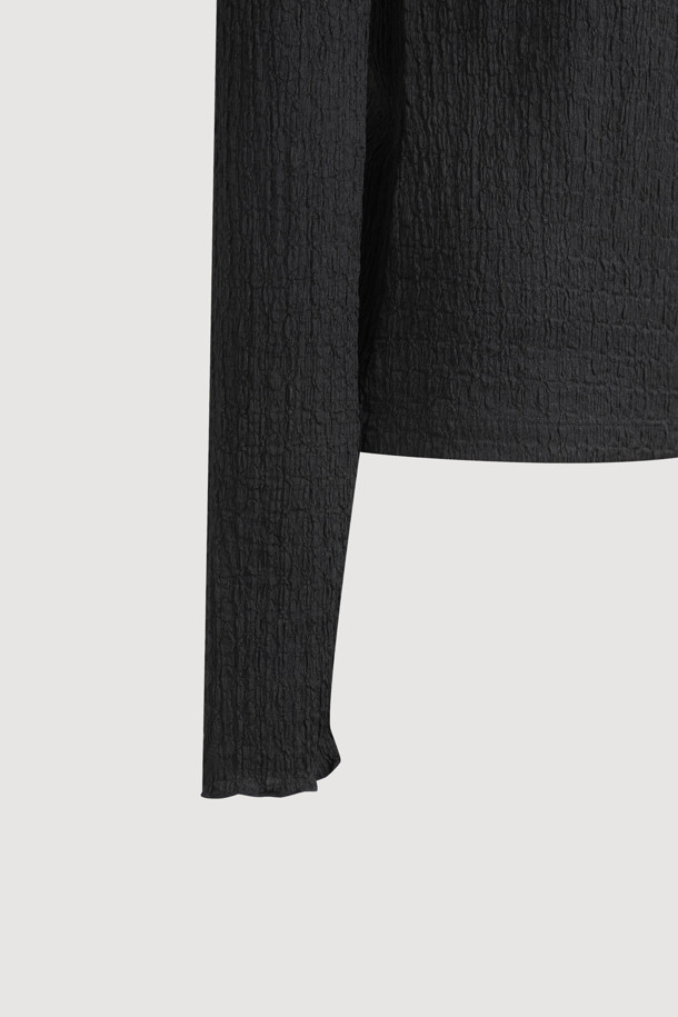 블랙 컬러의 린클 프릴 헴 티셔츠입니다. 부드러운 면 소재로 제작되어 봄, 가을에 착용하기 좋으며, 슬림핏 디자인으로 여성스러운 실루엣을 연출합니다. 하프넥과 긴 소매 기장으로 세련된 느낌을 더하며, 크롭 기장으로 트렌디함을 더했습니다. 베이직한 스타일로 데이트룩, 모임룩 등 다양한 TPO에 활용 가능하며, 미니멀, 캐주얼, 클래식 무드를 즐기는 고객에게 적합합니다. 특히 밑단 프릴 디테일이 포인트입니다.
