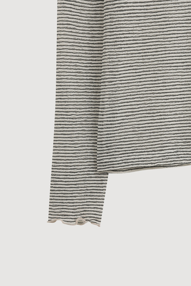 스트라이프 튤 하이넥 티셔츠는 여성의 일상에 베이직하면서도 세련된 포인트를 더해줄 티셔츠입니다. 부드러운 촉감의 튤 소재에 그레이 컬러와 스트라이프 패턴을 더해 은은한 여성스러움을 강조합니다. 하이넥 디자인과 긴 소매, 프릴 소맷단 디테일이 클래식하고 미니멀한 스타일을 완성하며, 데이트룩, 카페룩, 모임룩 등 다양한 TPO에 활용하기 좋습니다. 레귤러핏으로 편안하게 착용 가능하며, 심플한 디자인에 심볼 패치로 포인트를 주어 걸리시한 무드를 더했습니다. 봄, 가을 시즌에 활용하기 좋은 아이템입니다.
