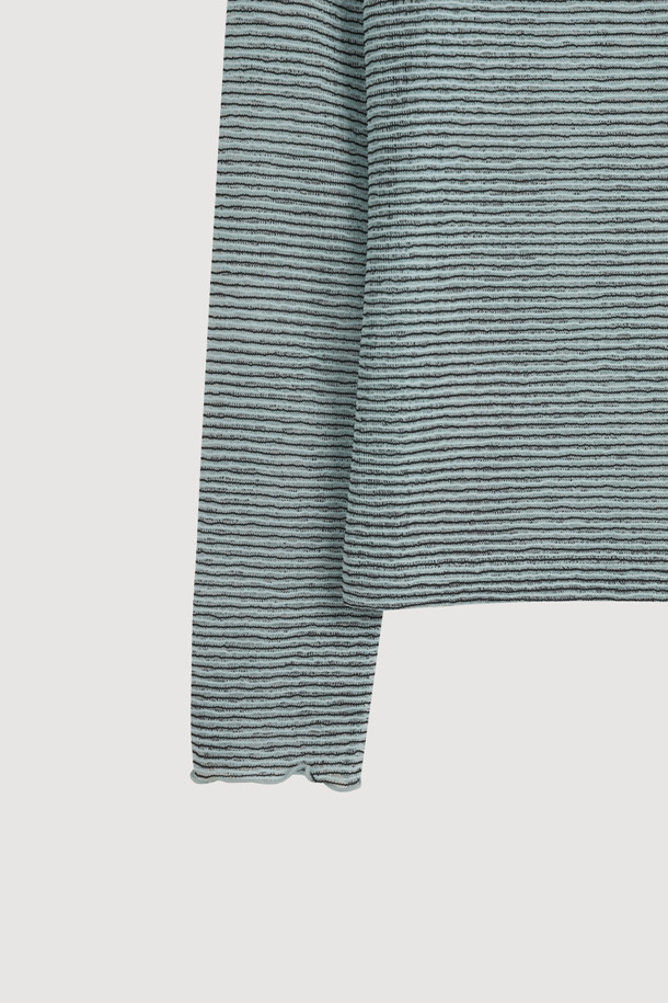 스트라이프 튤 하이넥 티셔츠는 여성 의류로, 봄, 가을에 착용하기 좋습니다. 베이직한 스타일의 레귤러핏 티셔츠로, 그레이 컬러의 스트라이프 패턴이 특징입니다. 튤 소재로 제작되어 부드러운 촉감을 선사하며, 하이넥 디자인과 긴 소매, 프릴 소맷단 디테일이 돋보입니다. 데이트룩, 클래식, 미니멀, 캐주얼 스타일을 연출하기에 적합하며, 심볼 패치가 포인트로 더해졌습니다.
