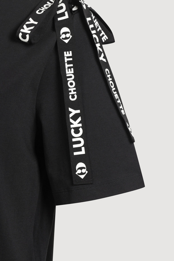 로고 스트랩 하프 슬리브 티셔츠는 부드러운 면 소재로 제작되어 편안한 착용감을 선사합니다. 블랙 컬러의 라운드넥 반소매 티셔츠로, 어깨 부분의 로고 스트랩과 가슴 로고 자수 디테일이 돋보입니다. 밑단 슬릿과 앞뒤 언밸런스 기장 디자인으로 캐주얼하면서도 스포티한 무드를 연출할 수 있습니다. 일상복과 산책룩으로 활용하기 좋으며, 신축성이 있어 활동성을 높여줍니다.
