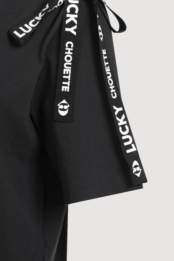 로고 스트랩 하프 슬리브 티셔츠는 스포티하면서도 캐주얼한 스타일을 연출하는 공용 티셔츠입니다. 블랙 컬러의 레귤러핏 티셔츠로, 봄, 여름 시즌에 활용하기 좋습니다. 면 소재로 제작되어 편안한 착용감을 제공하며, 라운드넥에 숄더 로고 스트랩 디테일이 돋보입니다. 가슴 부분의 로고 자수와 앞, 뒤 언밸런스 기장, 사이드 슬릿 디자인이 특징이며, 동네 마실룩이나 여행룩 등 다양한 TPO에 활용 가능합니다. 캐주얼, 스포티, 미니멀 무드를 즐기는 분들께 추천합니다.
