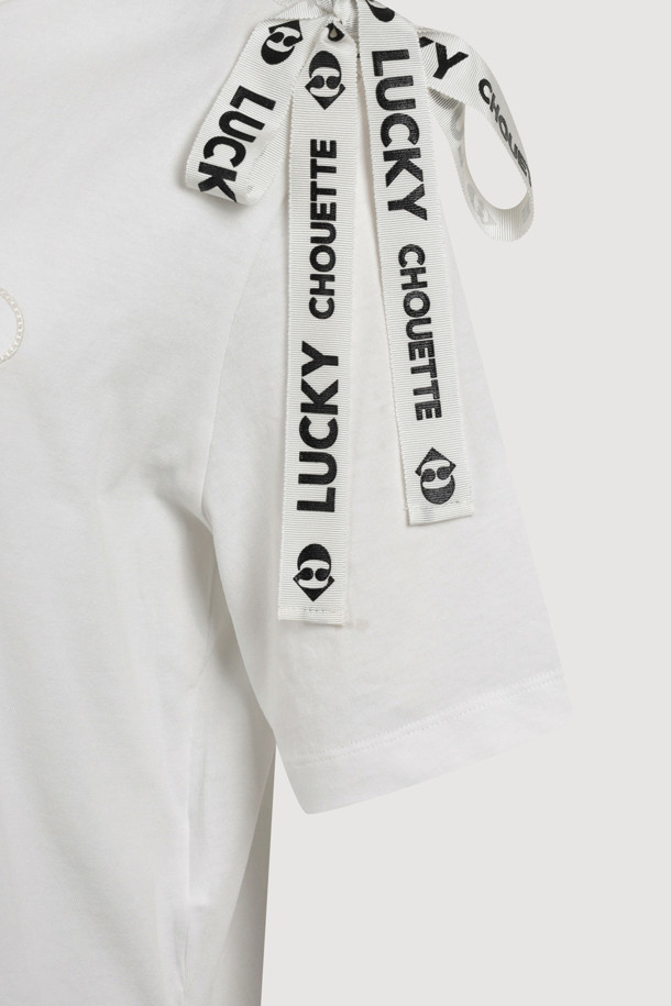 로고 스트랩 하프 슬리브 티셔츠는 부드러운 면 소재로 제작되어 편안한 착용감을 선사합니다. 라운드 넥 라인과 리브 짜임으로 깔끔함을 더하고, 로고 스트랩 장식과 로고 자수 디테일이 스포티한 무드를 연출합니다. 크롭 기장에 앞뒤 언밸런스 디자인으로 트렌디함을 살렸으며, 옆트임 디테일로 활동성을 높였습니다. 봄, 여름 시즌 데일리룩, 여행룩, 봄 소풍룩 등 다양한 TPO에 캐주얼, 미니멀, 스포티 스타일로 활용하기 좋습니다.
