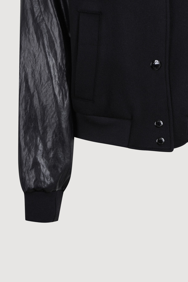 **레더 슬리브 포인트 점퍼 (블랙)**

가을, 겨울 시즌에 착용하기 좋은 레더 슬리브 포인트 점퍼입니다. 울 소재와 가죽 소매 배색이 돋보이며, 부드러운 촉감과 두꺼운 두께감으로 따뜻하게 입을 수 있습니다. 캐주얼, 미니멀, 클래식 스타일을 즐기는 분들께 추천하며, 데일리룩, 모임룩, 데이트룩 등 다양한 TPO에 활용하기 좋습니다. 크롭 기장과 레귤러핏으로 디자인되었으며, 풀 스냅 버튼과 양옆 포켓, 끝단 리브 마감으로 편안함과 활동성을 더했습니다. 무지 디자인으로 어떤 스타일에도 쉽게 매치할 수 있습니다.
