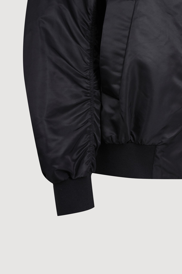 블랙 컬러의 글로시 블루종 점퍼입니다. 나일론 소재로 제작되어 부드러운 촉감을 자랑하며, 봄, 가을 시즌에 적합합니다. 캐주얼, 미니멀, 시티보이 스타일을 즐겨 입는 분들께 추천하며, 무지 패턴과 레귤러핏으로 어떤 옷에도 쉽게 매치할 수 있습니다. 집업과 스냅 버튼으로 여밈이 가능하며, 얇은 두께감으로 간절기에 유용합니다. 양옆 포켓과 리브 짜임 마감 디테일이 돋보이는 데일리 점퍼입니다.
