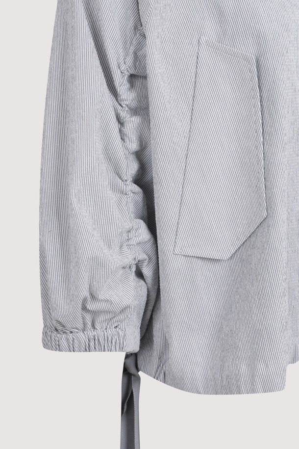 캐주얼 더블 점퍼 (라이트 화이트)는 여성스러운 무드를 자아내는 클래식하고 러블리한 스타일의 점퍼입니다. 봄, 가을에 어울리는 루즈핏 디자인으로, 더블 버튼 여밈과 긴소매, 슬리브 밴딩 셔링 디테일로 포인트를 더했습니다. 양 사이드 포켓과 밑단 리본 디테일이 돋보이며, 데이트룩, 카페룩, 모임룩 등 다양한 TPO에 활용하기 좋습니다. 미니멀하면서도 걸리시한 스타일을 연출할 수 있는 매력적인 아이템입니다. 
