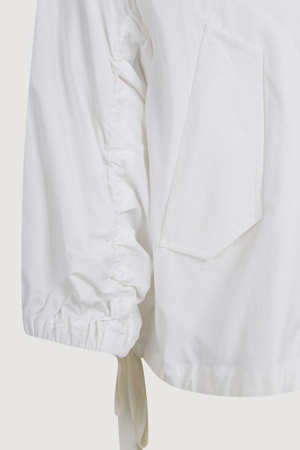 캐주얼 더블 점퍼 (화이트)는 여성스러운 스타일을 연출하기 좋은 아우터입니다. 봄, 가을에 어울리는 이 점퍼는 클래식하고 러블리한 무드를 자아내며, 루즈핏으로 편안하게 착용할 수 있습니다. 더블 버튼 여밈 방식과 긴 소매, 사이드 포켓, 소매 밴딩 셔링, 밑단 리본 디테일이 특징이며, 실루엣 조절이 가능하여 다양한 스타일을 연출할 수 있습니다. 데이트룩, 쇼핑룩, 모임룩 등 다양한 TPO에 미니멀하고 걸리시한 스타일로 코디해보세요.
