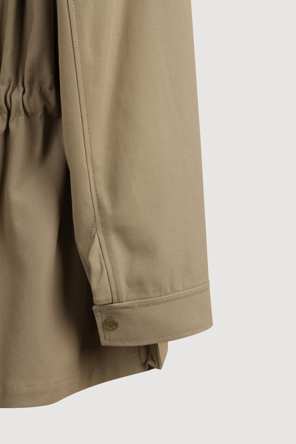 가죽 칼라 스트링 점퍼는 베이지, 블랙 두 가지 색상으로 제공되는 여성용 아우터입니다. 가죽 소재로 제작되어 클래식하고 베이직한 스타일을 연출하며, 봄, 가을에 착용하기 좋습니다. 레귤러 핏의 레귤러 기장으로, 지퍼와 스냅 버튼으로 여밈이 가능하며, 허리 버클 스트랩과 다양한 포켓 디테일이 특징입니다. 데이트룩, 모임룩, 가을 나들이룩에 어울리는 미니멀하고 시크한 분위기를 더해줍니다.
