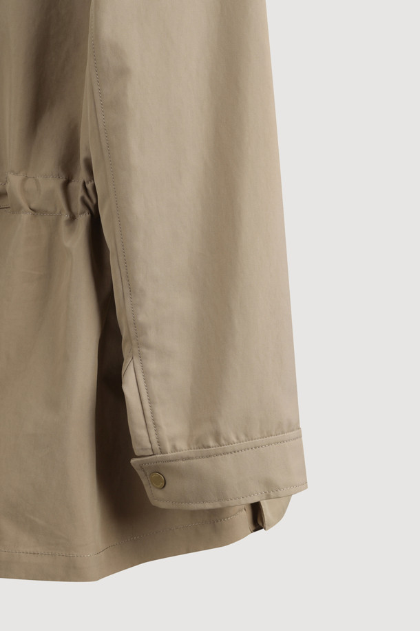 가죽 칼라 스트링 점퍼는 여성 의류로, 베이직하면서도 시크한 스타일을 연출합니다. 봄, 가을에 어울리는 이 점퍼는 레더 칼라와 버클 스트랩, 포켓 디테일로 포인트를 더했습니다. 베이지와 블랙 두 가지 색상으로 출시되었으며, 크롭 기장과 레귤러 핏으로 편안하게 착용할 수 있습니다. 지퍼와 스냅 여밈 방식의 반소매 디자인으로, 데이트룩, 모임룩, 쇼핑룩 등 다양한 TPO에 활용 가능합니다.
