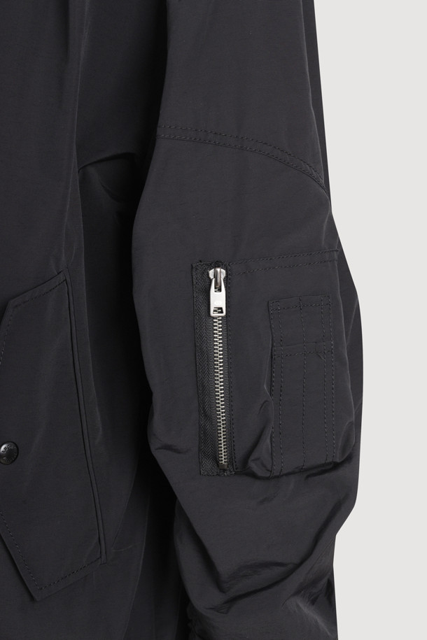 스터드 포인트 빅 자수 봄버 점퍼는 캐주얼, 스포티 스타일을 연출하기 좋은 아우터입니다. 블랙 컬러의 오버핏 점퍼로, 일상복으로 활용하기 좋습니다. 봄 시즌에 어울리는 긴소매 기장이며, 지퍼와 스냅으로 여밈이 가능합니다. 하이넥 디자인과 러플 디테일, 플랩 포켓, 소매 시보리, 밑단 스트링 등의 특징을 갖추고 있습니다. 자수 패턴이 돋보이며, 동네 마실룩, 봄 소풍룩, 여행룩 등 다양한 TPO에 매치하기 좋습니다.
