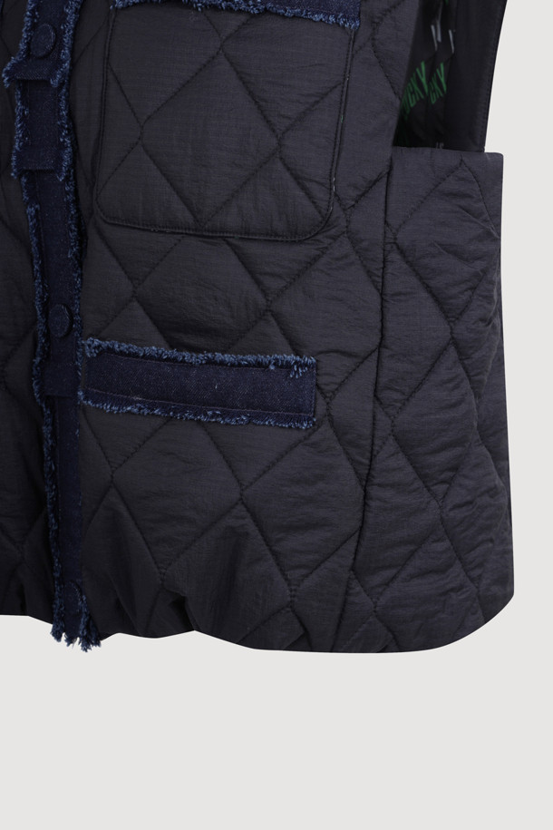 데님 라인 다운 베스트는 가을, 겨울철 캐주얼 스타일을 완성하는 필수 아이템입니다. 블랙, 네이비 두 가지 색상으로 출시되어 어떤 옷에도 쉽게 매치할 수 있습니다. 얇은 두께감의 나일론 소재에 가벼운 패딩 충전재를 사용하여 편안한 착용감을 선사합니다. 데님 라인 포인트와 가슴, 사이드 포켓 디테일이 돋보이며, 레귤러핏으로 제작되어 활동성을 높였습니다. 동네 마실룩이나 겨울 데일리룩으로 활용하기 좋은, 미니멀한 스타일의 패딩 베스트입니다.
