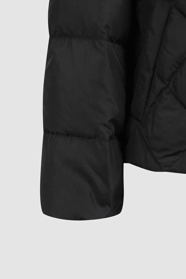 밍크 퍼 라인 거위털 점퍼는 겨울철 데일리룩에 잘 어울리는 여성용 아우터입니다. 부드러운 촉감의 블랙 컬러 무지 디자인으로, 미니멀하고 클래식한 스타일을 연출합니다. 밍크 퍼 라인 네크라인과 앤틱 스냅 버튼, 양옆 포켓 디테일이 돋보이며, 밑단 스트링 조절로 핏을 조절할 수 있습니다. 두꺼운 두께감의 구스다운 충전재로 보온성을 높였으며, 긴 소매 기장과 레귤러 핏으로 편안하게 착용 가능합니다.
