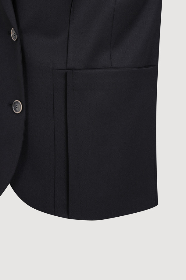 턱 포인트 백 스트랩 베스트 (블랙)는 미니멀하고 베이직한 스타일의 여성용 베스트입니다. 사계절 활용 가능하며, 데이트룩과 모임룩에 잘 어울립니다. 힙라인 기장의 민소매 디자인으로, 턱 디테일과 백 스트랩으로 포인트를 주어 세련된 느낌을 줍니다. 버튼 여밈 방식으로 사이즈 조절이 가능하며, 다양한 스타일 연출에 용이합니다. 블랙 컬러로 어떤 옷에도 매치하기 쉬워 활용도가 높습니다.
