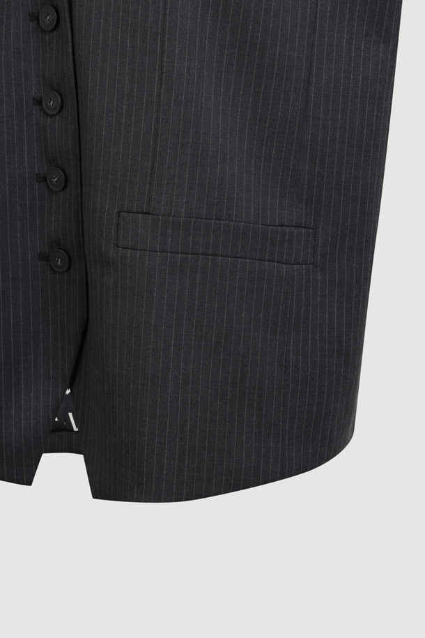 핀 스트라이프 오버 핏 베스트는 포멀하면서 시크한 무드를 연출하는 상의입니다. 블랙 컬러의 핀 스트라이프 패턴이 세련된 느낌을 주며, 브이넥 디자인과 민소매 기장으로 시원하게 착용할 수 있습니다. 오버 핏으로 제작되어 편안한 착용감을 선사하며, 레이어드 스타일링이 가능하여 다양한 연출이 가능합니다. 오피스룩, 출근룩, 모임룩 등 TPO에 맞춰 시크하고 클래식한 스타일을 완성해보세요. 사계절 내내 활용 가능한 실용적인 아이템입니다.
