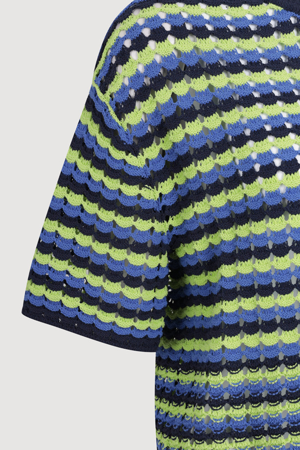 컬러 믹스 크로셰 풀오버는 네이비, 그린, 블루 컬러 배색의 여성용 니트/스웨터입니다. 봄, 여름 시즌에 어울리는 반소매 기장의 레귤러핏 상의로, 캐주얼한 스타일을 연출합니다. 부드러운 촉감의 니트 소재에 크로셰와 스트라이프 패턴이 돋보이며, 라운드넥 디자인과 리브 짜임 마감, 통기성이 특징입니다. 동네 마실룩이나 카페룩, 캐주얼, 미니멀, 클래식 스타일을 선호하는 분들께 추천합니다.
