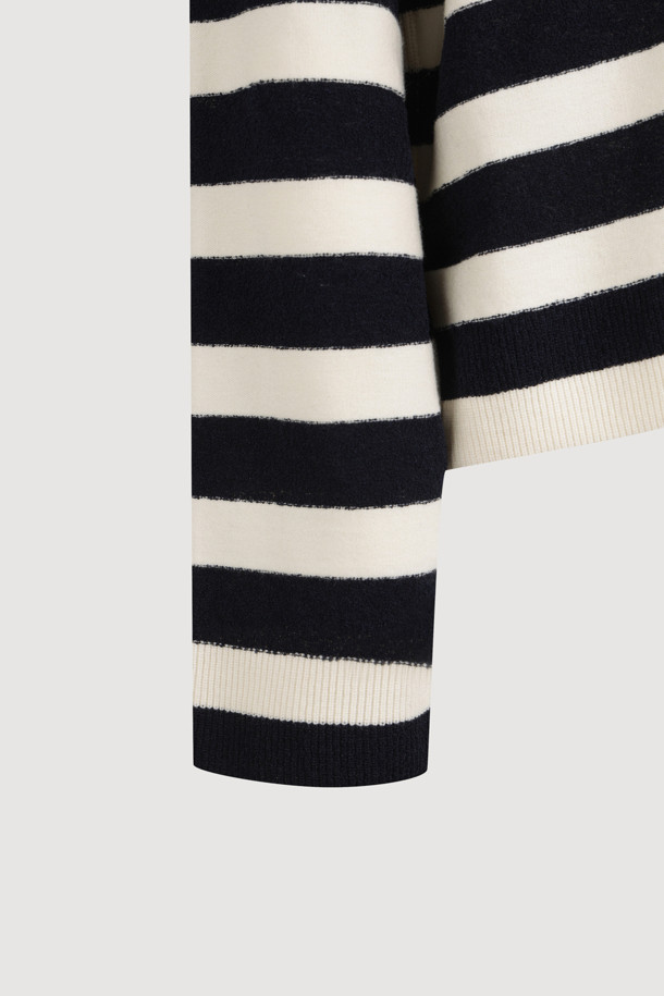 블랙과 화이트 스트라이프 패턴의 사이드 리본 니트 풀오버입니다. 부드러운 울 소재로 제작되어 가을, 겨울철 따뜻하게 착용 가능하며, 루즈핏과 라운드넥 디자인으로 편안한 착용감을 선사합니다. 양옆 트임과 립 조직 디테일, 사이드 리본으로 포인트를 더해 캐주얼하면서도 베이직한 스타일을 연출합니다. 긴 소매 기장과 두꺼운 두께감으로 겨울 데일리룩에 적합하며, 아울렛 전용 제품으로 만나보실 수 있습니다.
