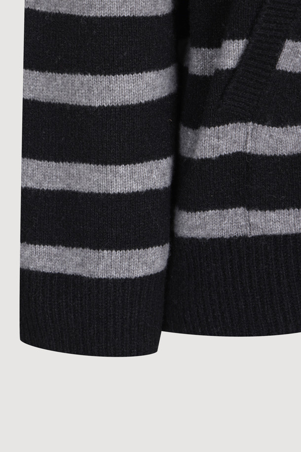 **Stripe Sailor Collar Knit (스트라이프 세일러 칼라 니트)**

가을, 겨울 시즌을 위한 여성 니트/스웨터입니다. 부드러운 촉감의 니트 소재로 제작되었으며, 블랙과 그레이 두 가지 색상으로 만나보실 수 있습니다. 레귤러 핏과 긴 소매 기장, 두꺼운 두께감으로 따뜻하게 착용 가능하며, 캥거루 포켓과 리브 마감 디테일이 돋보입니다. 페미닌, 캐주얼 스타일 모두 소화 가능하며, 브랜드 로고 자수가 은은하게 포인트가 되어줍니다. 세일러 칼라와 스트라이프 패턴의 조화가 돋보이는 데일리 니트입니다. 
