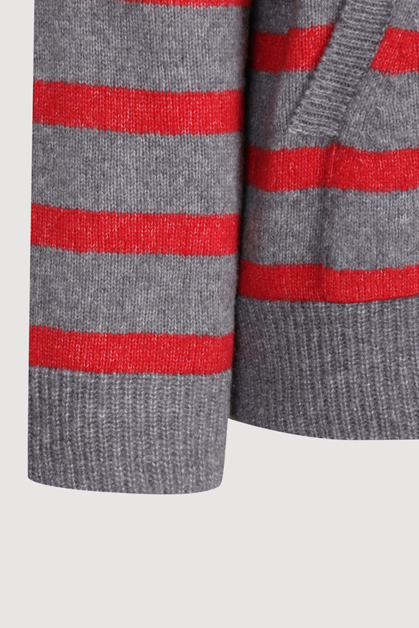 그레이와 레드의 스트라이프 패턴이 돋보이는 스트라이프 세일러 칼라 니트입니다. 부드러운 촉감의 니트 소재로 제작되어 가을, 겨울 시즌 따뜻하게 착용하기 좋습니다. 캥거루 포켓과 브랜드 로고 자수, 리브 마감 디테일이 더해져 캐주얼하면서도 페미닌한 무드를 연출합니다. 레귤러핏과 긴소매 기장으로 편안하게 데일리룩, 카페룩, 데이트룩 등 다양한 TPO에 활용하기 좋습니다. 보온성이 뛰어나 추운 날씨에도 따뜻함을 유지해 줍니다.
