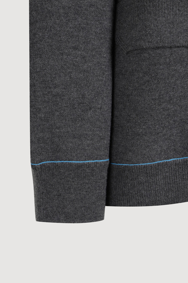 멜란지 그레이 컬러의 리버서블 도트 니트 가디건입니다. 울 소재로 제작되어 부드러운 촉감과 따뜻함을 선사하며, 가을, 겨울 시즌 데일리룩에 활용하기 좋습니다. 브이넥 디자인과 레귤러핏으로 클래식하고 캐주얼한 스타일을 연출하며, 안감에는 도트 패턴이 적용되어 있습니다. 2WAY 스타일링이 가능하여 다양한 분위기로 연출할 수 있으며, 양옆 포켓과 버튼 여밈 디테일로 실용성을 더했습니다. 겨울 동네 마실룩이나 카페룩으로 편안하게 착용해보세요.
