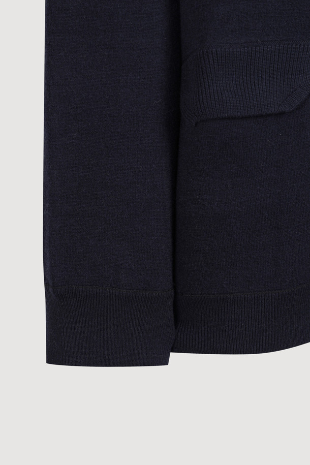 네이비 컬러의 리버서블 도트 니트 가디건입니다. 울 소재로 제작되어 부드러운 촉감을 선사하며, 봄, 가을, 겨울 세 계절 모두 활용 가능합니다. 레귤러 핏과 라운드넥 디자인으로 캐주얼하고 베이직한 스타일을 연출할 수 있습니다. 도트 무늬와 무지 디자인을 한 면씩 사용하여 2WAY 스타일링이 가능하며, 양옆 포켓으로 실용성을 더했습니다. 두꺼운 두께감으로 겨울철 데일리룩에 따뜻함을 더해줄 아이템입니다.
