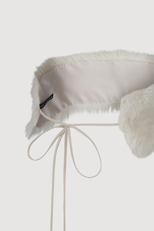 LUCKY CHOUETTE (럭키슈에뜨)의 Chouetties Fake Fur Belt (아이보리)는 부드러운 촉감의 페이크 퍼 소재로 제작된 여성용 벨트입니다. 가을, 겨울 시즌에 어울리며, 캐주얼, 미니멀, 클래식 스타일을 모두 아우르는 디자인입니다. 끈으로 여미는 방식이며, 개발 달 금속 장식이 포인트로 더해져 세련된 느낌을 줍니다. 가벼운 착용감으로 데이트룩, 모임룩 등 다양한 룩에 레이어드하여 연출할 수 있습니다.
