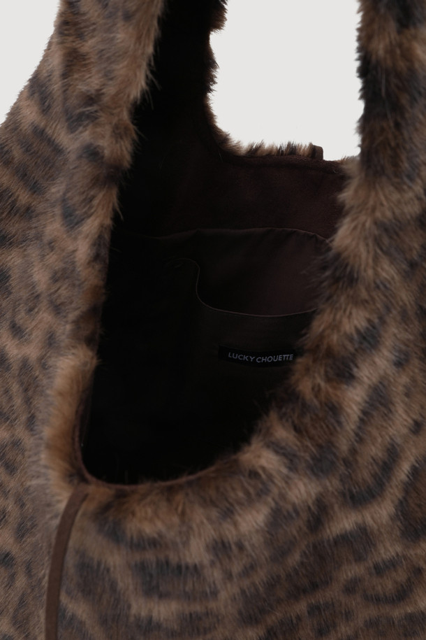 [Re-Order] 럭키슈에뜨_페이크 퍼 호보백은 부드러운 페이크 퍼 소재로 제작되어 포근한 착용감을 선사하는 여성용 호보백입니다. 미디엄 사이즈에 레오파드 패턴이 더해져 캐주얼하면서도 레트로한 스타일을 연출하며, 금속 장식과 퍼 디테일이 고급스러움을 더합니다. 가방 내부 수납력이 뛰어나 실용적이며, 끈 여밈 방식으로 내용물을 안전하게 보관할 수 있습니다. 가볍게 들고 다니기 좋아 일상 속에서 편안하게 사용할 수 있는 럭키슈에뜨 브랜드의 호보백입니다.
