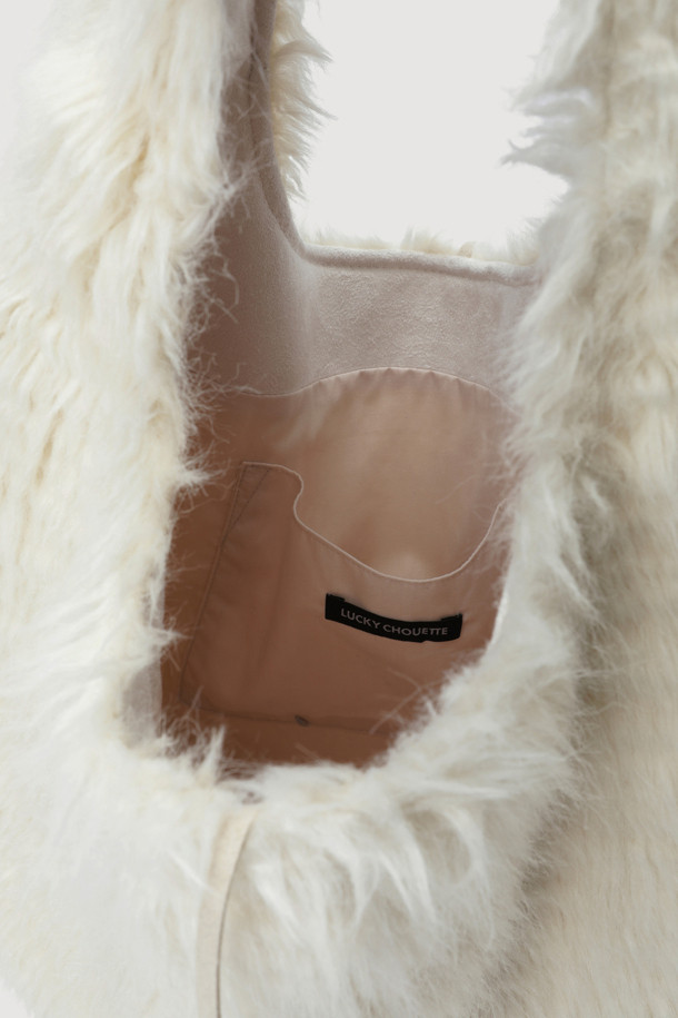 [Re-Order] 럭키슈에뜨_페이크 퍼 호보백은 부드럽고 따뜻한 페이크 퍼 소재에 레오파드 패턴으로 포인트를 더한 여성용 호보백입니다. 아이보리 컬러와 끈 여밈 방식으로 편안하고 웨어러블하게 착용 가능하며, 가벼운 착용감과 넉넉한 수납공간을 제공합니다. 금속 장식 디테일이 돋보이며, 캐주얼 및 레트로 스타일 연출에 적합합니다. 헤어리한 긴 모장으로 포근한 질감을 더해, 일상에서 스타일리시하게 활용할 수 있습니다.
