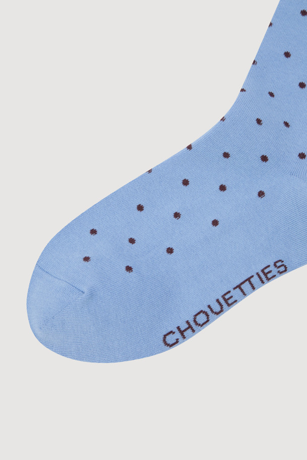 럭키슈에뜨의 도트 패턴 삭스(블루)는 캐주얼한 스타일을 연출하기 좋은 양말입니다. 면 소재로 제작되어 부드러운 촉감을 제공하며, 사계절 내내 편안하게 착용할 수 있습니다. 발목 뒤쪽에는 달 직조 디테일, 바닥에는 레터링 직조가 적용되어 디자인 포인트를 더했습니다. 도트 패턴과 블루 컬러가 어우러져 동네 마실룩, 집콕룩, 산책룩 등 다양한 TPO에 매치하기 좋습니다. 신축성이 있어 활동성을 높여주며, 미니멀한 룩에도 잘 어울립니다.
