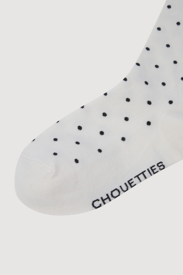 LUCKY CHOUETTE(럭키 슈에뜨)의 도트 패턴 삭스(화이트)입니다. 면 소재로 제작되어 부드러운 촉감을 선사하며, 사계절 내내 편안하게 착용할 수 있습니다. 발목 뒤쪽에는 달 직조 포인트, 발바닥 부분에는 레터링 직조 디테일이 더해져 디자인 포인트를 더했습니다. 캐주얼하고 미니멀한 스타일로, 동네 마실룩이나 집콕룩 등 다양한 TPO에 매치하기 좋습니다. 신축성이 있어 활동성이 뛰어나며, 깔끔한 화이트 컬러에 도트 무늬가 더해져 어디에나 잘 어울리는 데일리 아이템입니다.
