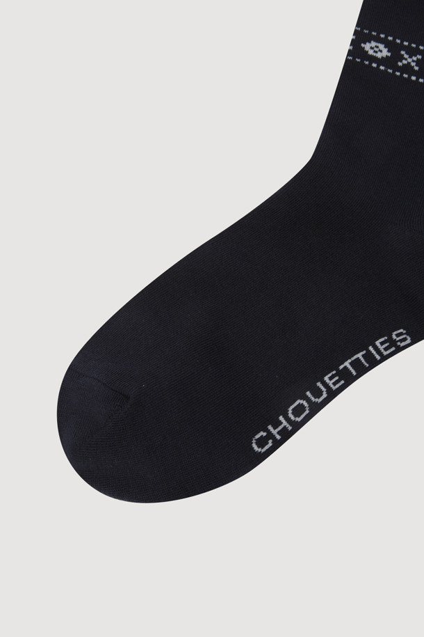 럭키 슈에뜨(LUCKY CHOUETTE)의 Chouetties 노르딕 패턴 양말(다크 네이비)입니다. 면 소재로 제작되어 사계절 내내 편안하게 착용할 수 있으며, 일상생활은 물론 산책룩에 잘 어울립니다. 다크 네이비 컬러와 노르딕 패턴, 달 모티브 디자인이 조화롭게 어우러져 캐주얼, 미니멀, 클래식 스타일을 연출하기 좋습니다. 발바닥 부분에는 레터링 직조 디테일이 더해져 포인트를 줍니다.
