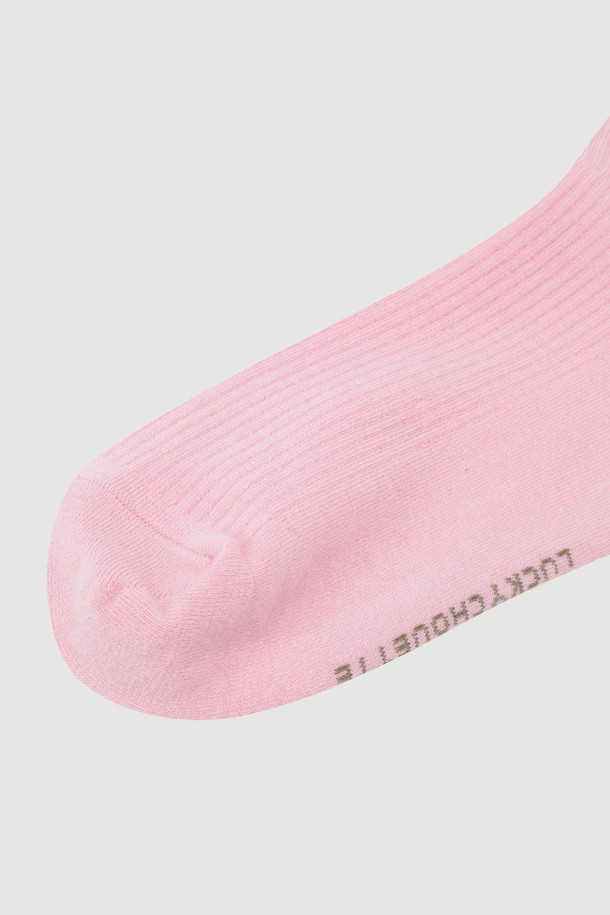 럭키슈에뜨 by 슈에티스_베이직 골지 양말은 면 소재로 제작되어 부드러운 촉감을 선사합니다. 핑크 컬러에 골지 패턴과 레터링 디자인이 더해져 캐주얼하고 미니멀한 스타일을 연출합니다. 발바닥 부분의 레터링 직조 디테일이 돋보이며, 신축성이 좋아 편안한 착용감을 제공합니다. 일상생활은 물론, 동네 마실룩이나 집콕룩에도 활용하기 좋은 아이템입니다. 사계절 내내 데일리로 착용할 수 있는 베이직한 양말입니다.
