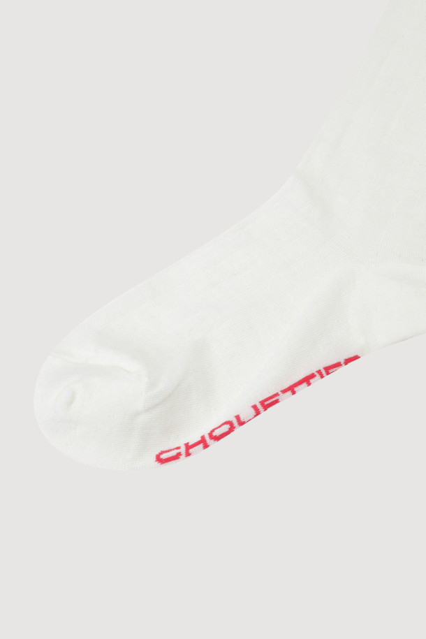 LUCKY CHOUETTE의 Chouetties 레터링 시어 니삭스입니다. 아이보리 컬러의 부드러운 울 소재로 제작되었으며, 가을, 겨울에 착용하기 좋습니다. 니삭스 타입으로 상단에 레터링이 직조되어 있어 데일리룩에 포인트를 더해줍니다.
