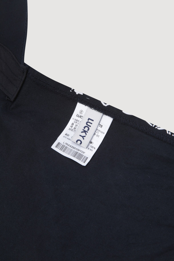 페이즐리 스카프 캡(다크 네이비)은 스트리트 감성을 담아낸 하이브리드 캐주얼 스타일의 모자입니다. 다크 네이비 컬러에 페이즐리 무늬가 돋보이며, 스카프를 활용한 투웨이 연출이 가능합니다. 앞면에는 럭키슈에뜨 레터링 자수 디테일이 더해져 포인트를 더했습니다. 산책룩이나 여행룩에 매치하여 개성 있는 스타일을 연출할 수 있으며, 캐주얼, 스트리트, 클래식 등 다양한 스타일을 소화합니다.
