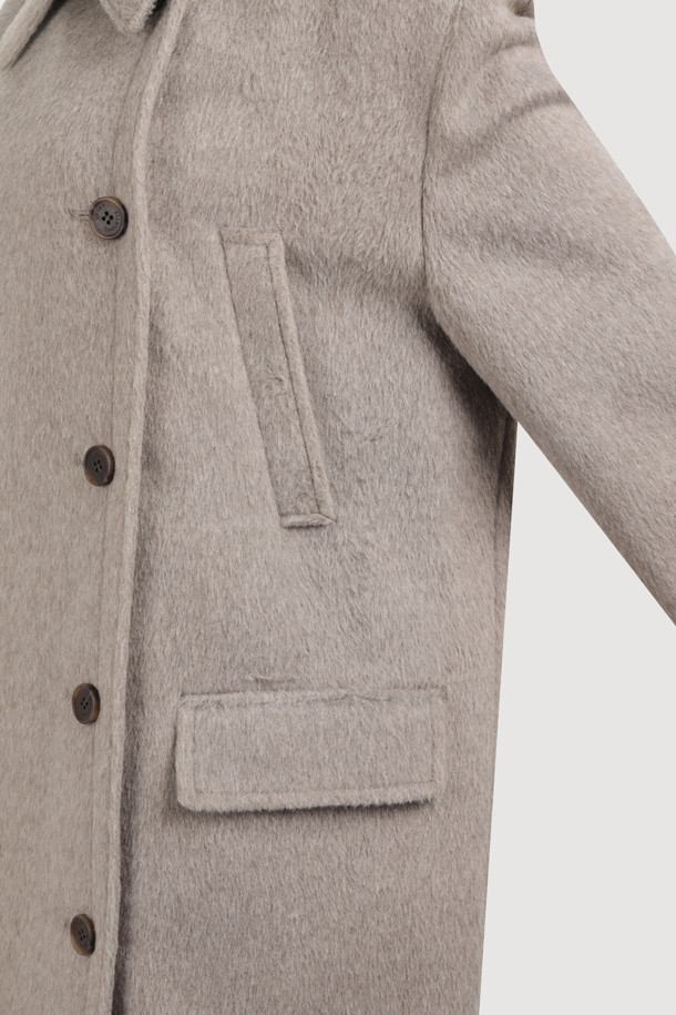 럭키슈에뜨의 Chouetties (슈에티스) 하프 더블 코트는 멜란지 베이지 컬러의 여성용 코트입니다. 캐주얼한 스타일로, 가을과 겨울에 착용하기 좋으며, 루즈핏으로 편안함을 더했습니다. 울 소재에 두꺼운 두께감으로 따뜻함을 유지하며, 안감이 있어 착용감을 높였습니다. 더블 버튼 여밈 방식과 4개의 포켓, 긴 소매 디자인이 특징이며, 출근룩, 클래식, 미니멀, 캐주얼 스타일을 연출하기 좋습니다.
