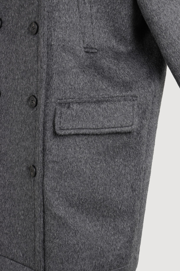 LUCKY CHOUETTE (럭키슈에뜨)의 Chouetties Half Double Coat (슈에티스 하프 더블 코트)는 멜란지 그레이 컬러의 여성용 코트입니다. 캐주얼 및 베이직 스타일로, 가을과 겨울에 착용하기 좋은 두꺼운 울 소재의 하프 기장 더블 코트입니다. 루즈핏으로 편안하게 착용 가능하며, 4개의 포켓과 안감이 있어 실용성을 더했습니다. 출근룩, 모임룩, 데이트룩 등 다양한 TPO에 활용할 수 있으며, 클래식, 미니멀, 캐주얼 스타일을 연출하기 좋습니다. 부드러운 촉감과 긴 소매 기장이 특징입니다.
