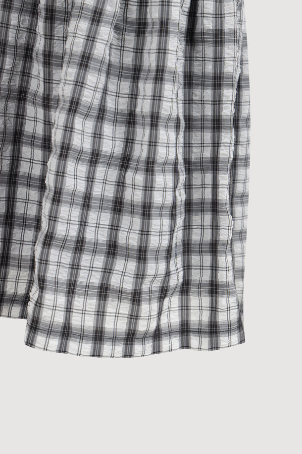 LUCKY CHOUETTE(럭키슈에뜨) Chouetties U넥 슬리브리스 원피스 (블랙)입니다. 깊고 와이드한 U넥 디자인과 솔리드, 체크 소재의 세련된 믹스가 돋보입니다. 허리 스트링 디테일과 Lucky Crescent Moon 모티브 패치 자수가 포인트로 더해졌으며, 단독 또는 레이어드하여 다양한 스타일을 연출할 수 있습니다. 데이트룩, 카페룩, 모임룩에 어울리는 클래식, 미니멀, 걸리시 무드의 슬리브리스 원피스입니다. 봄, 여름 시즌에 시원하고 스타일리시하게 즐겨보세요.
